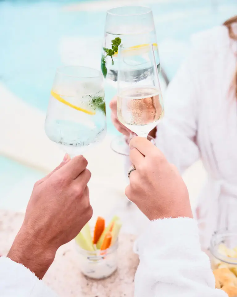 Buffet lunch con una varietà di piatti freddi e caldi serviti a buffet, acqua minerale inclusa e opzioni gluten free disponibili.